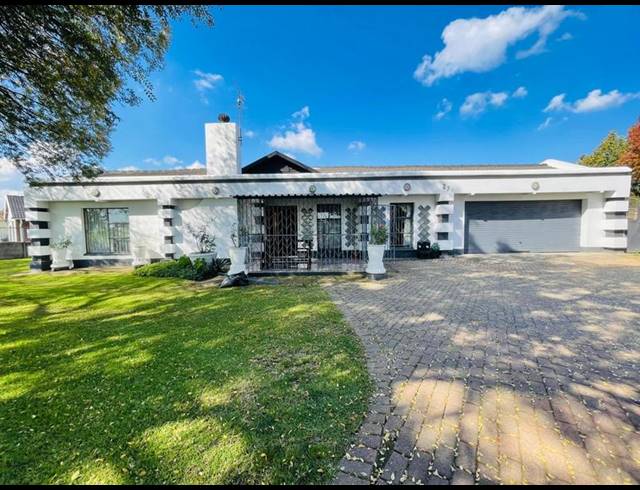 4 BEDROOM HOUSE FOR SALE IN MACKENZIE PARK